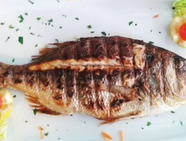 Το μυστικό για να μην κολλάει το ψάρι στη σχάρα